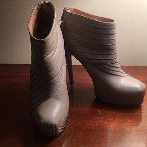 Pour Le Victoire Booties